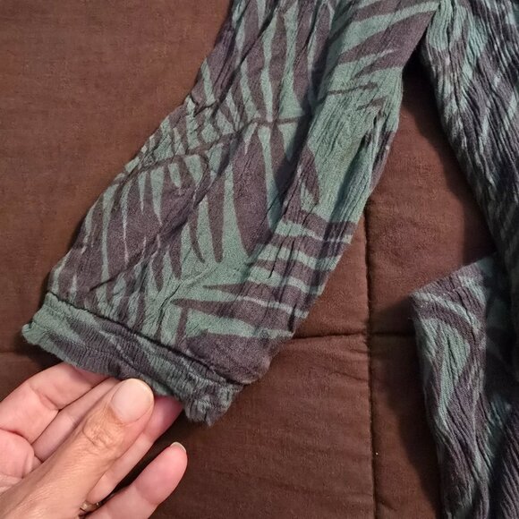 Aerie Womens XS Extra Small Green Leaf Print Off The Shoulder Shorts Romper CUTE - Picture 8 of 13